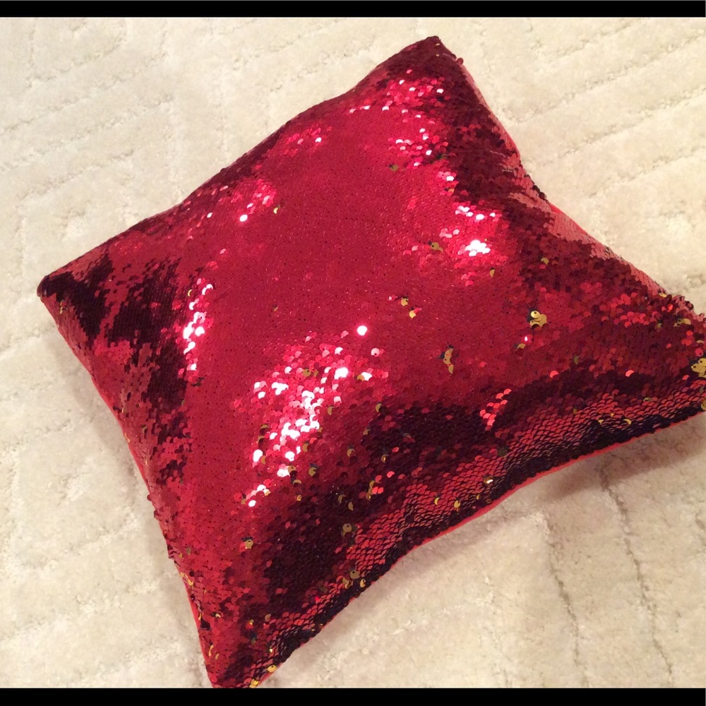 🚨 FREE with purchase, red/gold sequin cushion